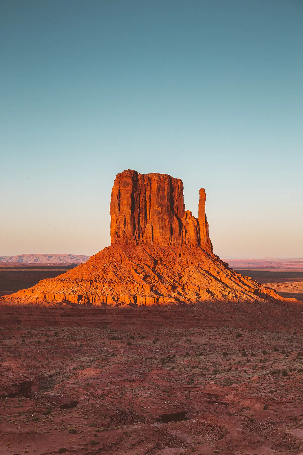 Foto eines einsamen Berges in einer nordamerikanischen Wüstenlandschaft, bei Sonnenuntergang