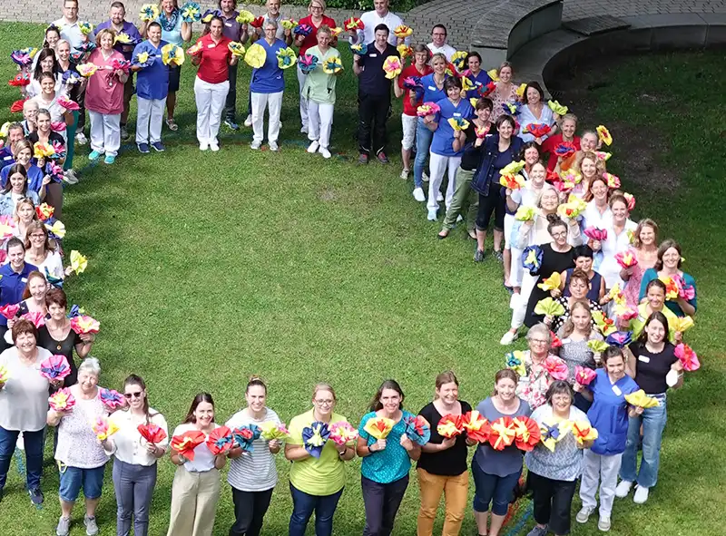 Ein Kreis von vielen Menschen