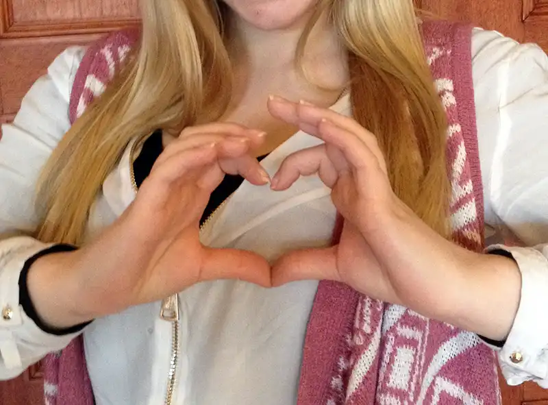 Zwei Hände formen ein Herz