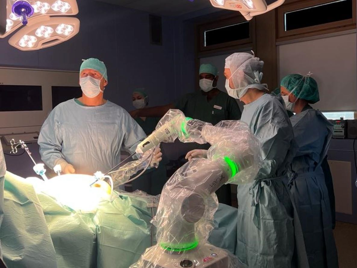  Drei Chirurgen bei einer Operation