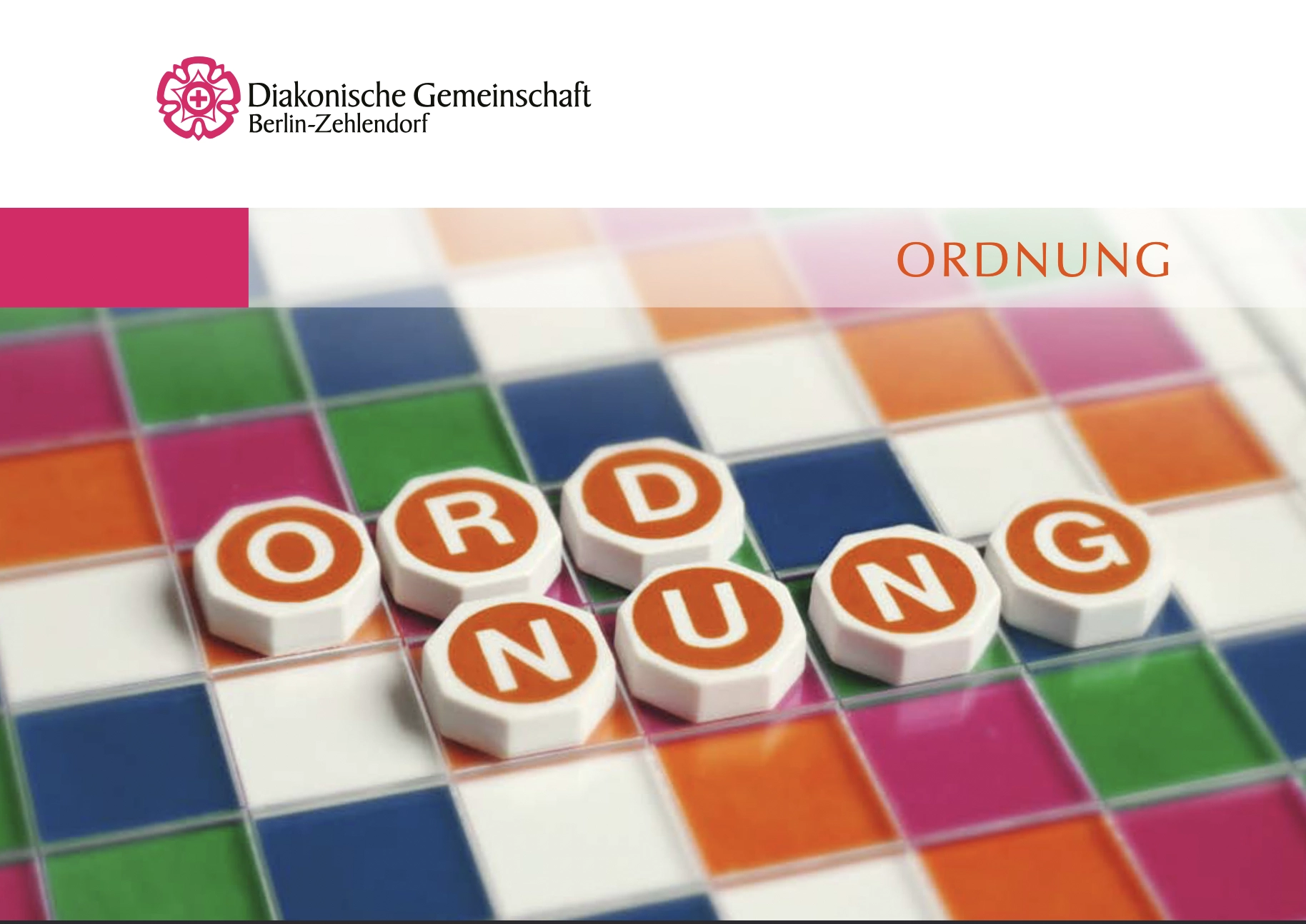 Eine ältere Frau schenkt einem älteren Mann einen Kaffee ein