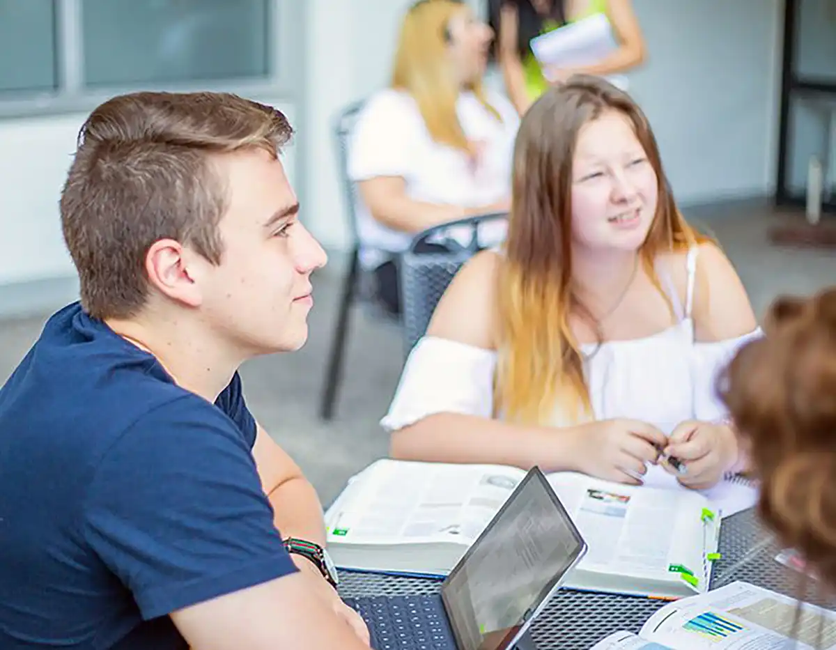 Zwei Schüler an einem Tisch sitzend, hören konzentriert dem Unterricht zu