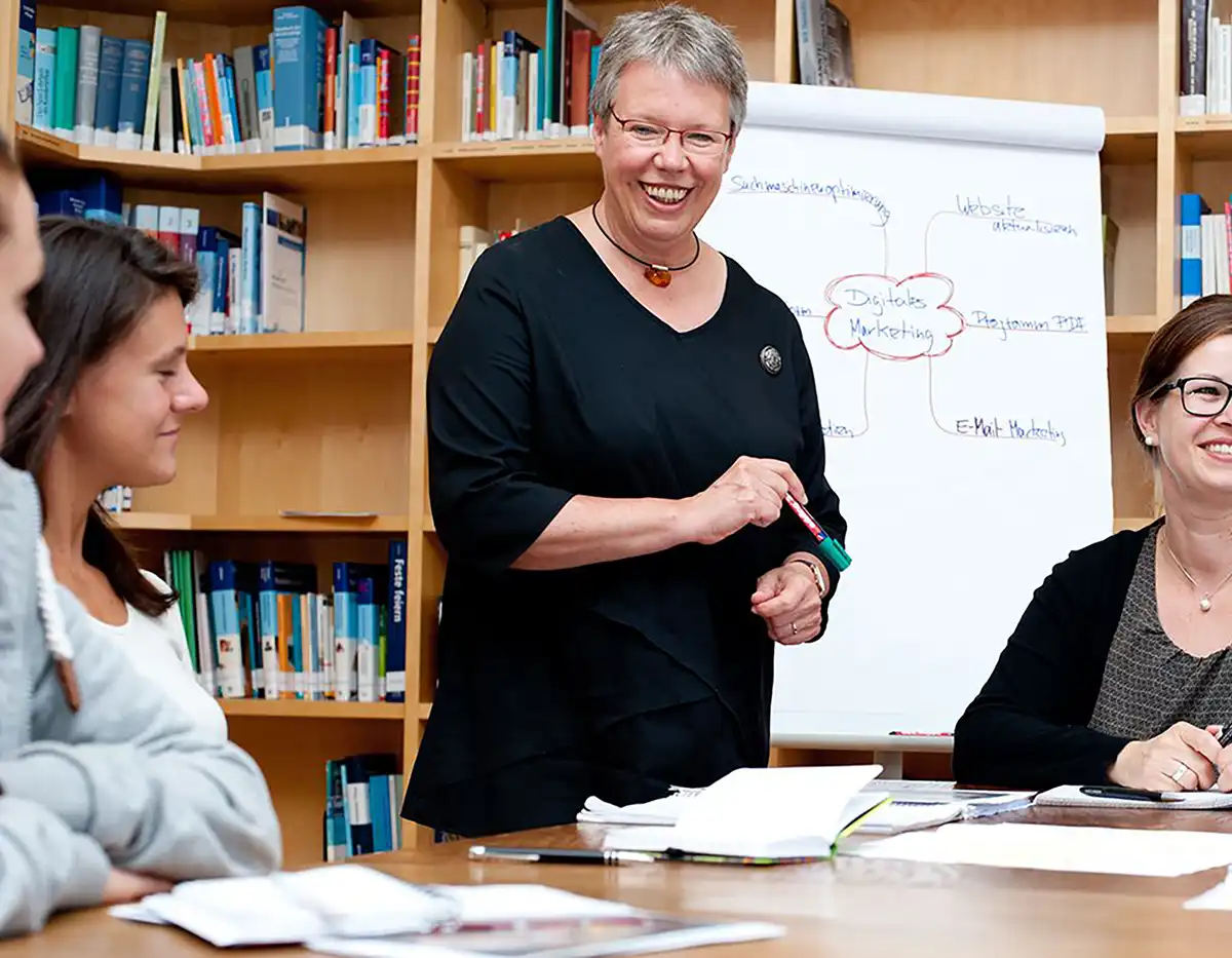 Eine Fortbildungssituation mit Lehrerin am Flip-Chart